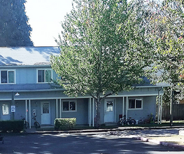 Carolina Court in Lebanon, OR - Foto de edificio - Building Photo