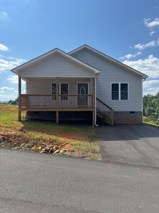 216 Quinn Hill Ln in Mars Hill, NC - Building Photo
