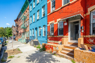 142 Grove St in Brooklyn, NY - Foto de edificio - Building Photo