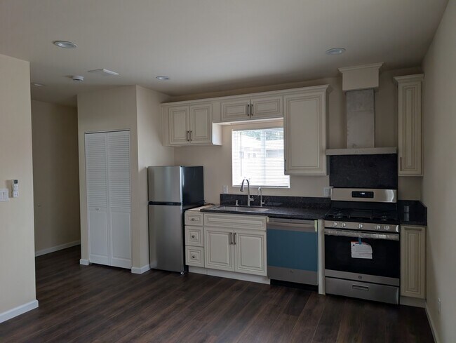 702 S Pine St in Anaheim, CA - Building Photo - Building Photo