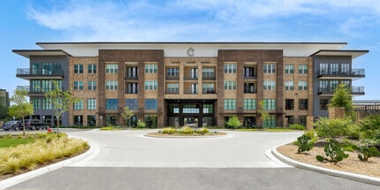 Caroline at Brooks in San Antonio, TX - Foto de edificio - Building Photo