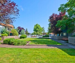 Menlo Manor Apartments in Beaverton, OR - Foto de edificio - Building Photo