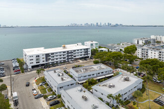 Treasure Bay Club in North Bay Village, FL - Building Photo - Building Photo