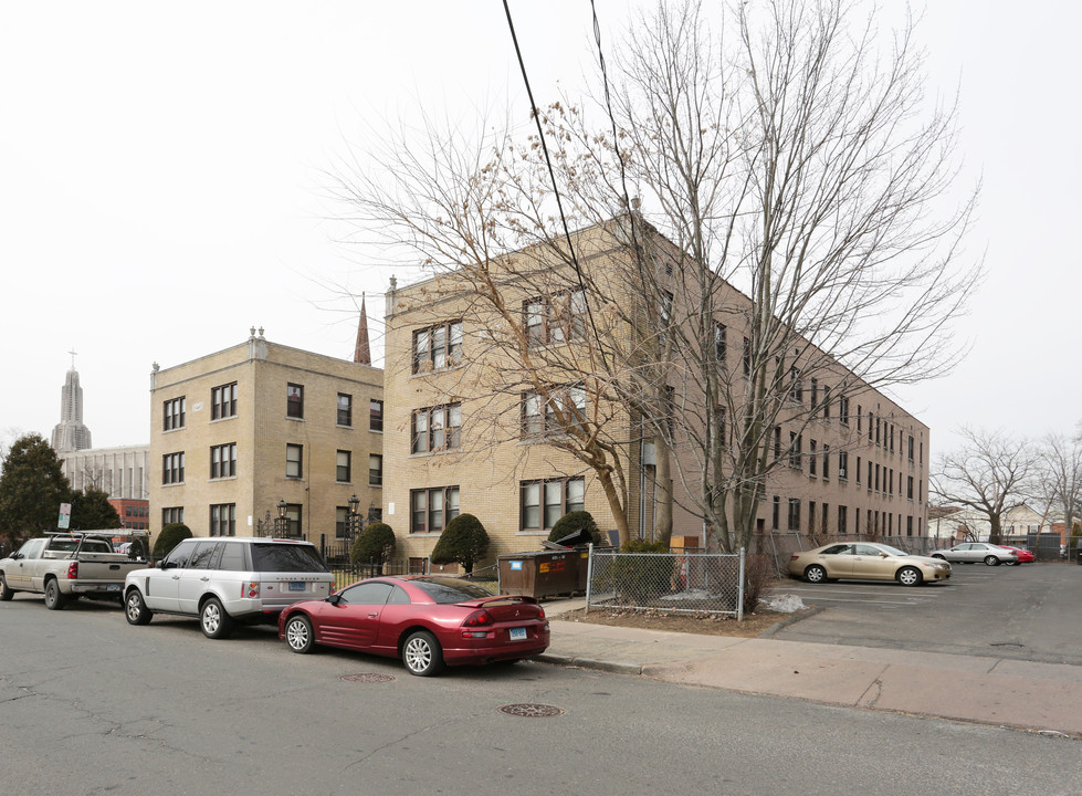 Sumner Apartments in Hartford, CT - Building Photo