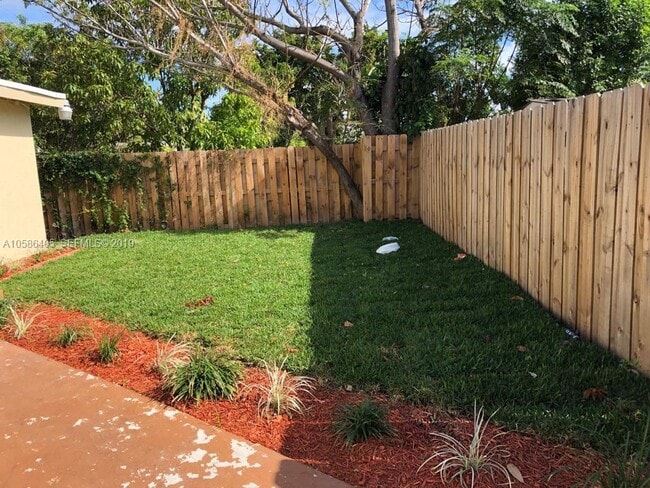 2431 Plunkett St in Hollywood, FL - Building Photo - Building Photo