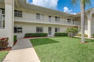 153 Gabriel Cir in Naples, FL - Foto de edificio - Building Photo