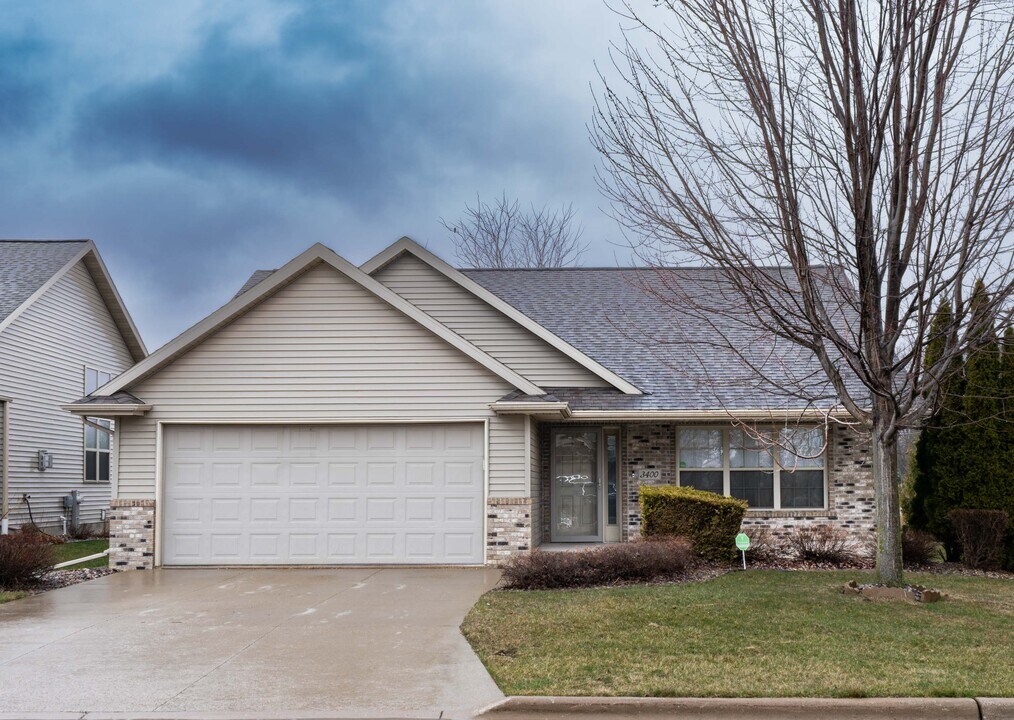 3400 Riverstone Ct in De Pere, WI - Building Photo