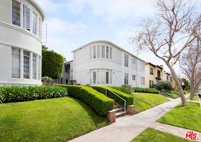 154 N Sycamore Ave in Los Angeles, CA - Building Photo - Building Photo