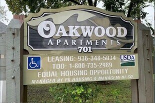 701 N Madison St in Madisonville, TX - Building Photo