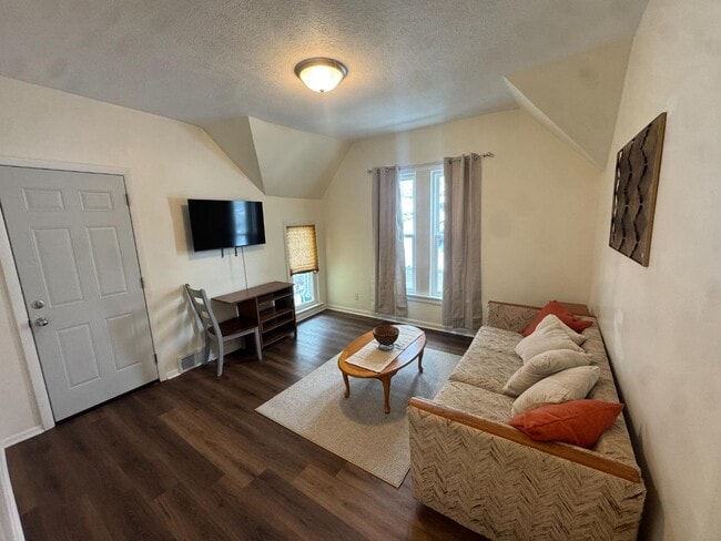 622 E Locust St in Bloomington, IL - Building Photo - Building Photo