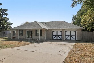 10516 NW 16th St in Yukon, OK - Building Photo - Building Photo