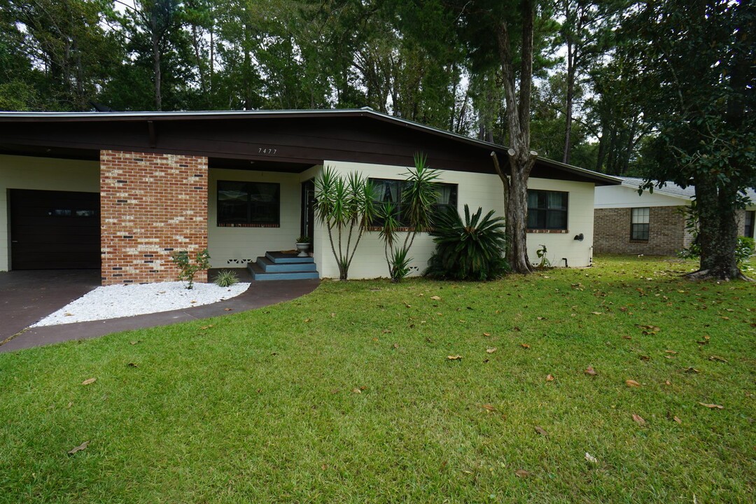 7477 Greenway Dr in Jacksonville, FL - Foto de edificio