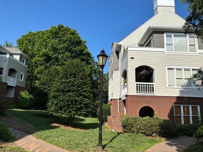 1021 Brighthurst Dr, Unit 204 in Raleigh, NC - Building Photo - Building Photo