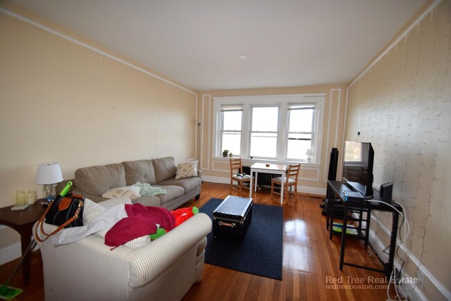 2001 Commonwealth Ave, Unit 16 in Brighton, MA - Foto de edificio - Building Photo