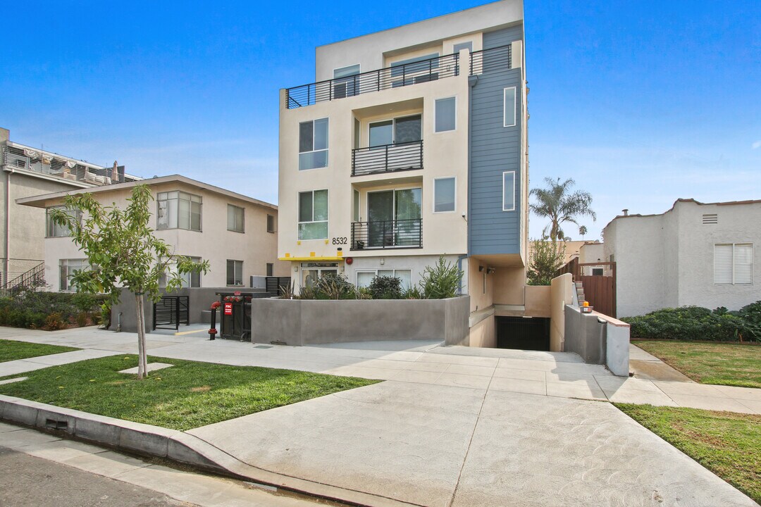 8532 Cashio St in Los Angeles, CA - Building Photo