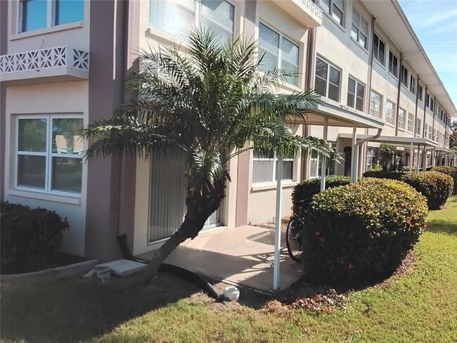 1235 S Highland Ave, Unit 1101 in Clearwater, FL - Building Photo - Building Photo