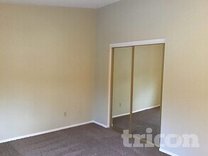 2020 Burnside Dr, Unit 210 in Sparks, NV - Foto de edificio - Building Photo