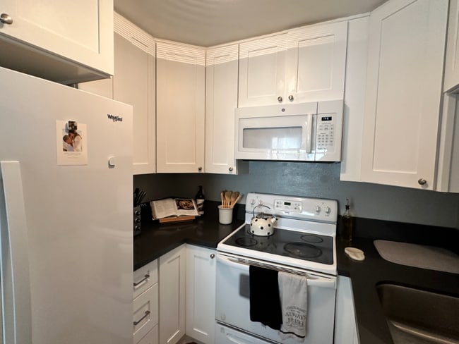 4090 Rosenda Ct in San Diego, CA - Building Photo - Building Photo