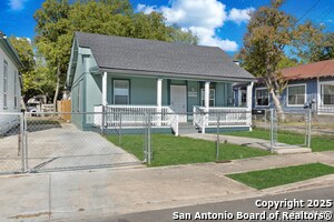 2209 N Flores St in San Antonio, TX - Building Photo