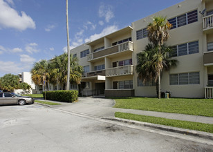 Bristol House Apartments in North Miami Beach, FL - Building Photo - Building Photo