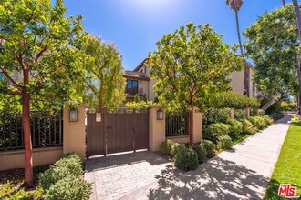 823 S Bundy Dr in Los Angeles, CA - Building Photo - Building Photo