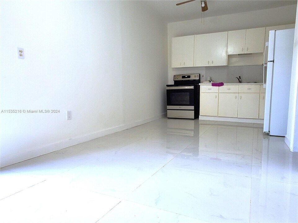 60 SW 58th Ct, Unit C in Miami, FL - Building Photo