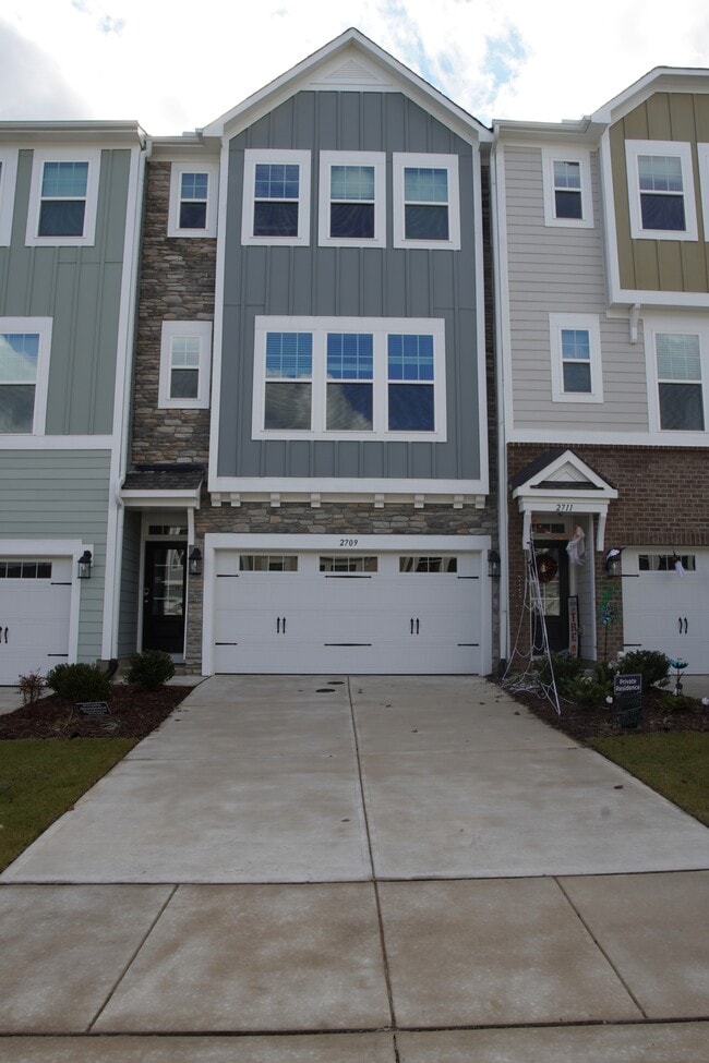 property at 2709 Hunter Woods Dr