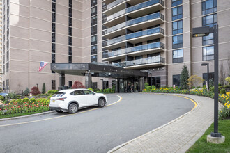 Atrium Palace Condominiums in Fort Lee, NJ - Building Photo - Building Photo