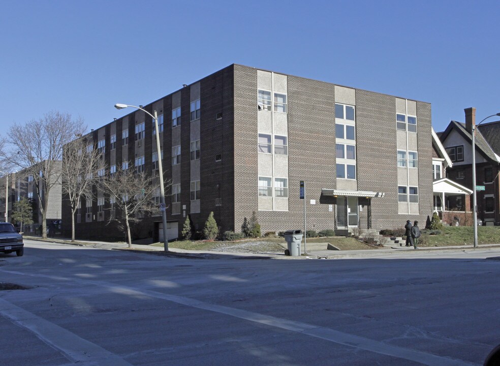 Concordia Palmtree Apartments in Milwaukee, WI - Building Photo