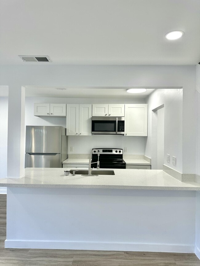 906 E Tiffany Dr in West Palm Beach, FL - Building Photo - Building Photo