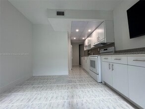 9390 W Flagler St in Miami, FL - Building Photo - Building Photo
