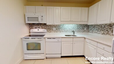 57 Monmouth St, Unit 204 in Brookline, MA - Building Photo - Building Photo