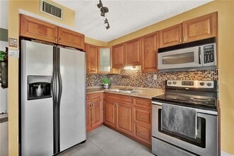 9311 SW 4th St in Miami, FL - Foto de edificio - Building Photo
