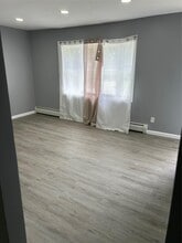 42 Benburb St in Amityville, NY - Building Photo - Building Photo