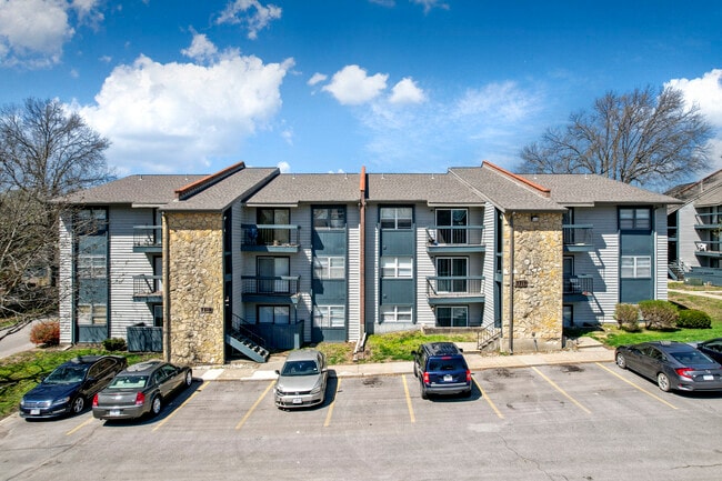 Raytown Village Apartments in Kansas City, MO - Foto de edificio - Building Photo