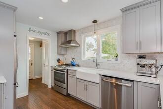 98 Grennan Rd in West Hartford, CT - Foto de edificio - Building Photo