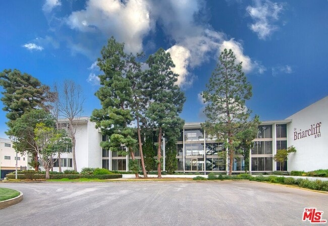 8701 Delgany Ave in Los Angeles, CA - Foto de edificio - Building Photo