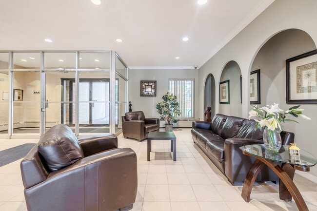 45 Paisley Blvd in Mississauga, ON - Building Photo - Lobby