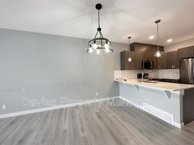 4068 Chappelle Green SW in Edmonton, AB - Building Photo - Building Photo