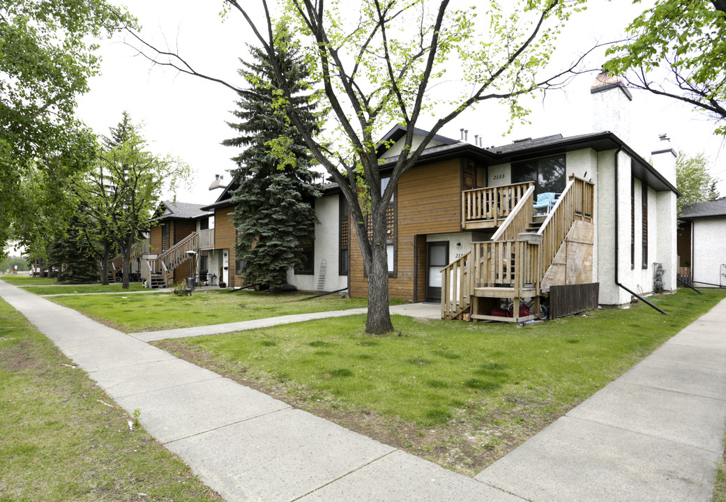 Suncreek Coach Homes in Calgary, AB - Building Photo