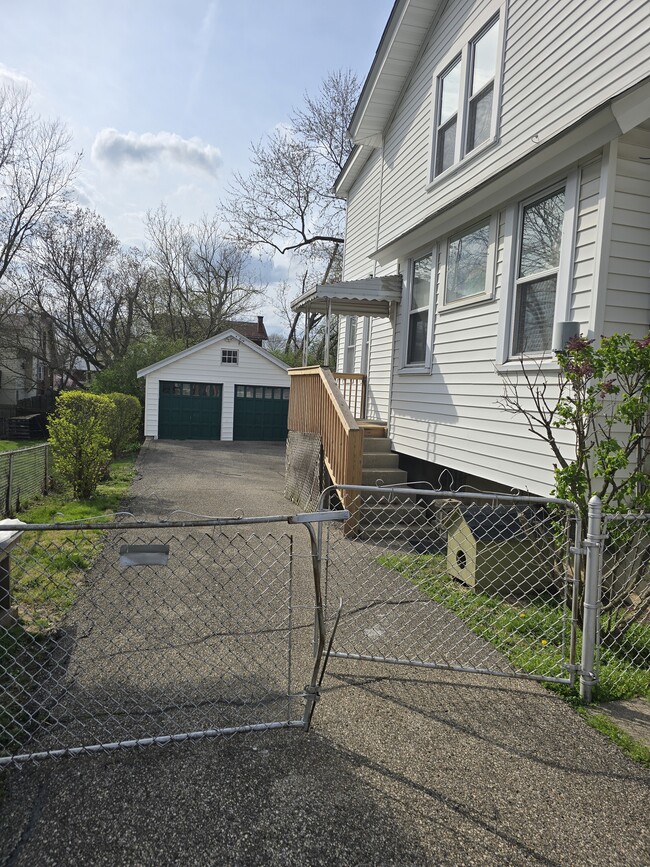 3981 Davis Ave, Unit 2nd Floor Apt. in Cheviot, OH - Building Photo - Building Photo