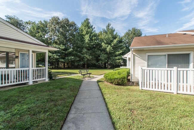 Fox Chase Apartments in Waldorf, MD - Foto de edificio - Building Photo