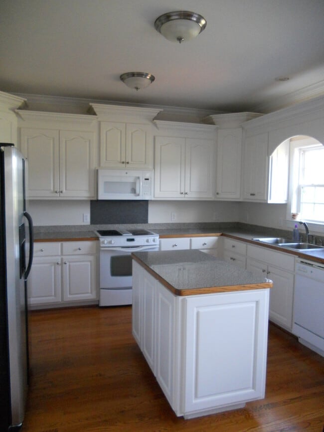 409 Pointe Dr in La Grange, NC - Building Photo - Building Photo