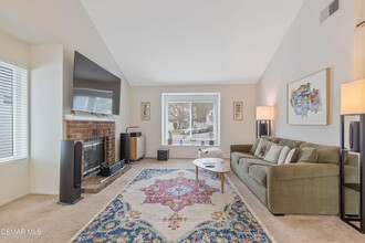 473 Summit Knoll Ct in Oak Park, CA - Building Photo - Building Photo