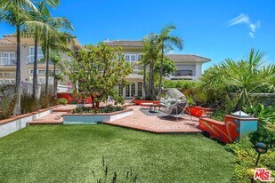2305 Canyonback Rd in Los Angeles, CA - Building Photo