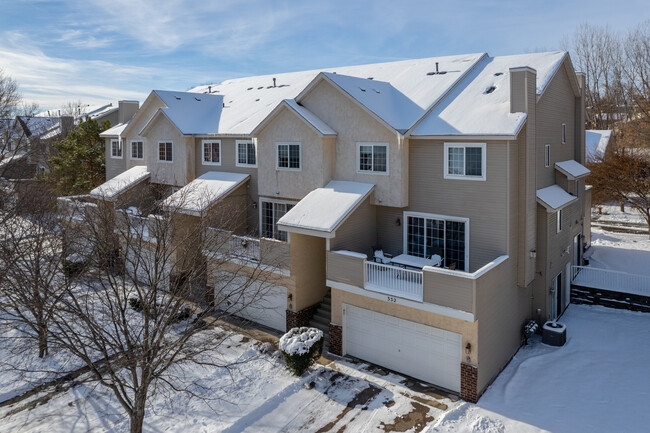 344-358 Brickyard Dr in Chaska, MN - Foto de edificio - Building Photo