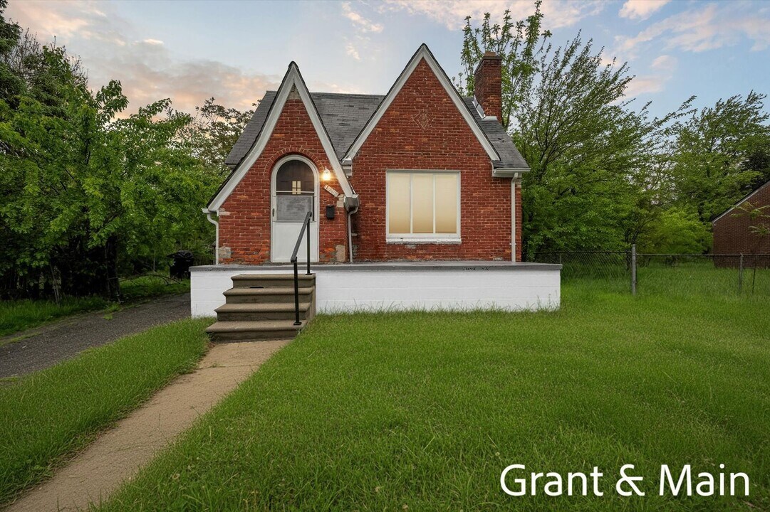 $1250 3 bedroom bungalow in Detroit, MI - Building Photo