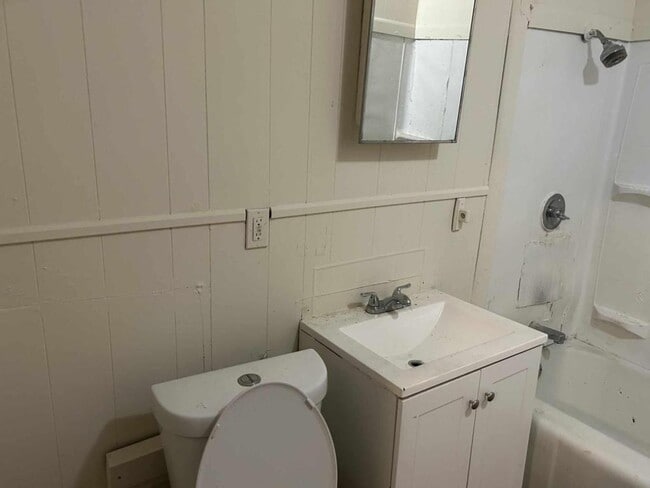 908 Schuyler St in Utica, NY - Building Photo - Building Photo