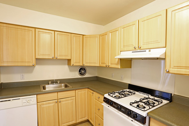 Eastpointe Apartments and Townhomes in Northwood, OH - Building Photo - Interior Photo