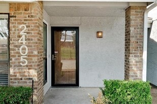 17490 Meandering Way in Dallas, TX - Building Photo
